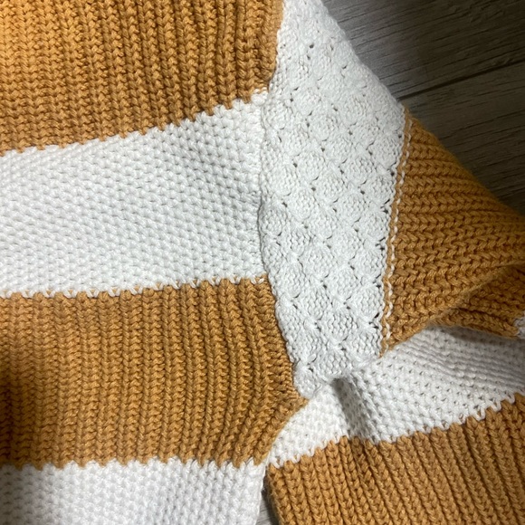 Yellow Gold, and white Sweater size L - Picture 4 of 6